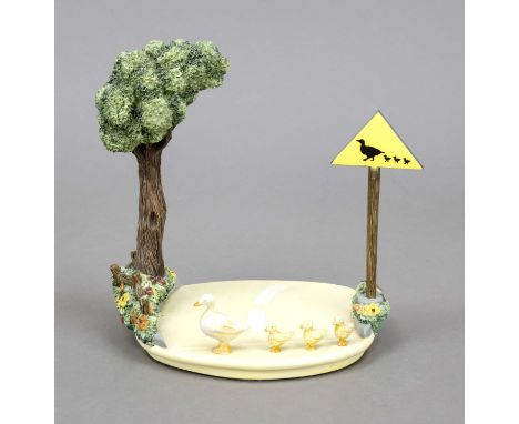 Goebel Scene, Duck Crossing, 1999, polychrom bemalt, Mark 028-D, Straßenszene mit Entenfamilie, Straßenschild und Baum, klein