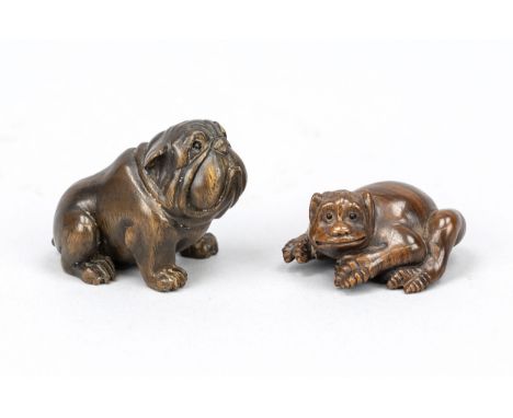 2 Netsuke, Japan 20. Jh., wohl Buchsbaum. 1 x Dogge, 1 x Mischwesen aus Frosch und? Beide am Bauch signiert, leicht ber., D. 