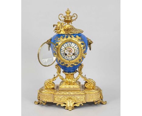 Porzellan Vasenpendule, Frankreich 2.H.19.Jh., Gelbguss/Bronze vergoldet, im Stil von Sevres, blaugründig, mit goldener Bemal