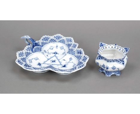 Zwei Schalen, Royal Copenhagen, 20. Jh., 1. W., Dekor Musselmalet Vollspitze in Unterglasurblau, Blattschale in Dreipassform,