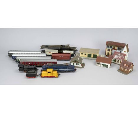 Konvolut Eisenbahn, 2. H. 20. Jh., 4 Locks von Fleischmann, Spurbreite H0, dazu mind. 9 Waggons sowie diverse Schienen, Gebäu