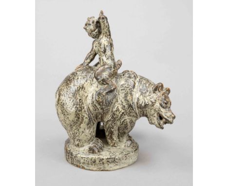 Große Figurengruppe mit Faun, rückwärts auf Bär reitend, Royal Copenhagen, Marke 1957, Entwurf Knud Kyhn (1880-1969), unters.