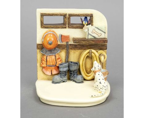 Goebel Scene, To The Rescue, 1999, polychrom bemalt, Mark 020-D, Szene mit Feuerwehranzug, Beil, Schlauch und Dalmatiner, H. 