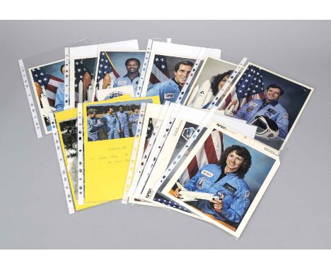 12 Fotos bzw. Autographen von diversen Astronauten, 2. H. 20. Jh. Unter anderem Einzelfotos von allen 7 Crewmitgliedern der C