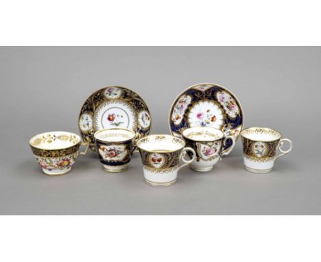 Fünf Tassen mit 2 UT, England, 19. Jh., polychrome Blumenmalerei in Reserven auf kobaltblauem Fond mit Ziervergoldung, 2 Kaff