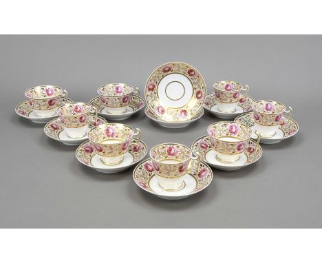 Acht Tassen mit 10 UT, Spode, England, um 1818, Dekor 2759 mit umlaufenden Rosenranken, bemalt in Rot mit Ziervergoldung, 4 T