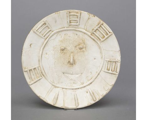 Großer Keramikteller, Pablo Picasso ( 1881 Malaga - 1973 Mougins), weißes Steingut, unglasiert, im Spiegel modelliertes Gesic