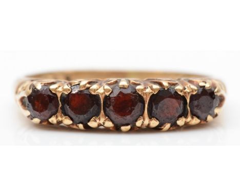 A Victorian style 9ct gold vintage five stone garnet ring, N, 2.1gm 