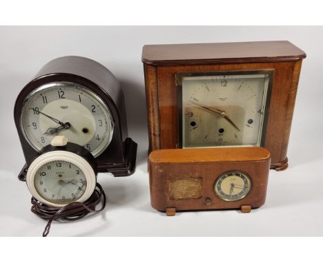 Elliott for Gowland Bros., London an Art Deco mantel clock with Westminster and Whittingham chiming, a Bakelite mantel clock,