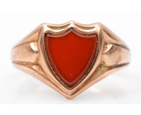 An Edwardian 9ct rose gold and carnelian shield shape signet ring, Birmingham 1907, R, 4.2gm 