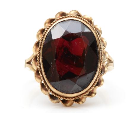 A vintage 9ct gold garnet single stone ring, 16 x 12mm, rope twist border, L, 5.1gm 