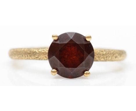 A 9ct gold and garnet single stone ring, Q, 2gm 