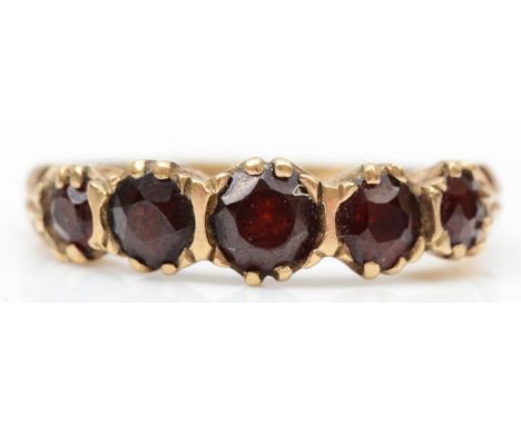 A vintage 9ct gold five stone garnet ring, M, 2.3gm 