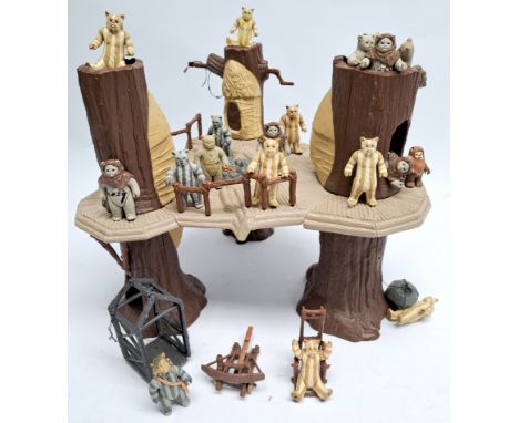 Kenner Star Wars Return of the Jedi Ewok Village incomplete. Poor to fairPlatform has cracks - see photo.Ewoks all incomplete