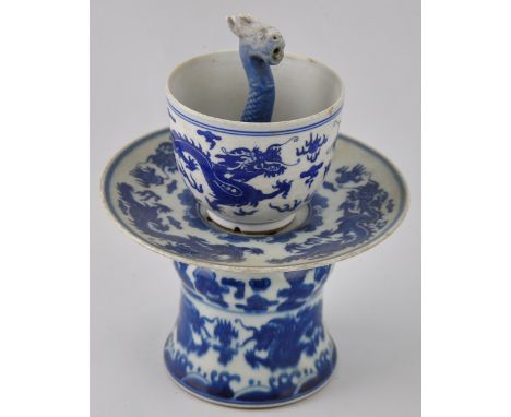 A Chinese blue and white oil lamp decorated with dragons chasing pearls, with a finial styled as dragon head, bears a six cha