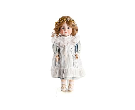 KÄMMER &amp; REINHARDT Nr. 114, Reproduktion, Biskuitporzellan-Kurbelkopf, Gliederkörper, Kleid, Schuhe, Perücke und Haarkran