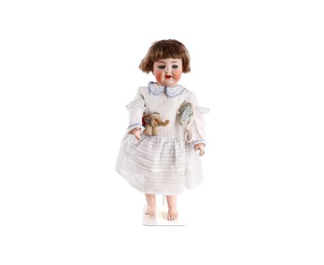 KÄMMER &amp; REINHARDT Charakterbaby Nr. 126, offener Mund mit Zähnchen und Zunge, blaue Schelmen-Schlafaugen, Mohairperücke 