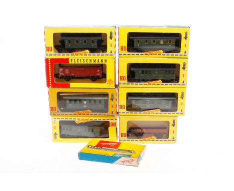 8 Fleischmann Wagen, Spur H0, dazu 1 Schaltrelais, Alterungsspuren, je im tw besch. Karton, Z 3