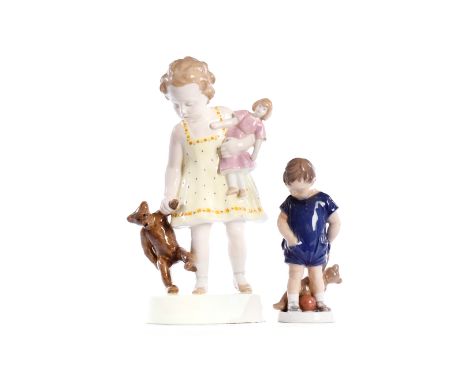 Paar sehr schöne, dekorative Kinderfiguren, größeres GOLDSCHEIDER Mädchen mit Puppe und Bär, und ROYAL COPENHAGEN Knabe mit B