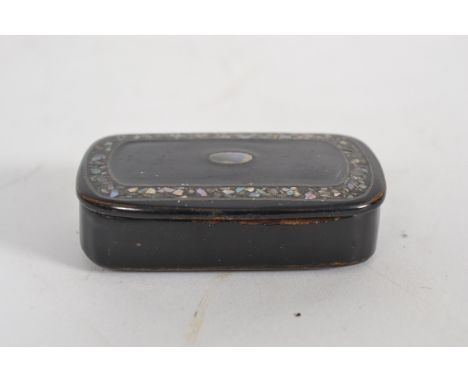 An early 20th century ebony snuff box with mother of pearl inlay. Measures: 5cms wide.