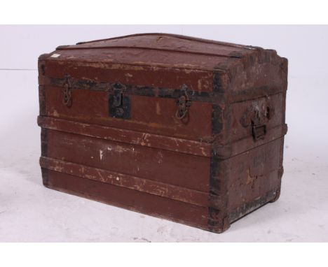 A Victorian 19th century leather bound  and wooden strapped dome top steamer trunk chest / blanket box. Measures: 59cms x 82c