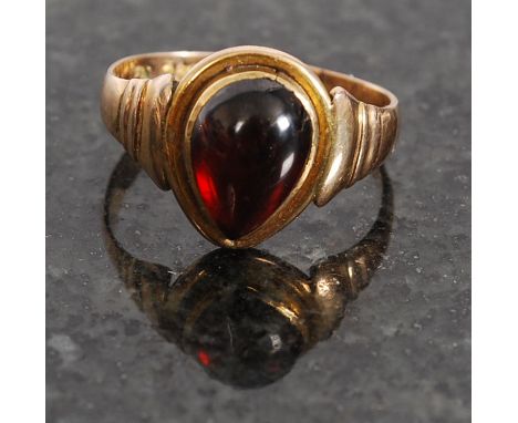 A beautiful 9ct / 375 gold and teardrop ruby ring. Hallmarked to the hoop with stunning teardrop ruby  / garnet? stone to cen