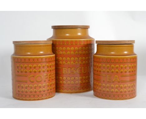 A set of 3 Hornsea pottery retro ceramic kitchen canisters complete with wooden lids in the Saffron pattern. Measures: 20cms 