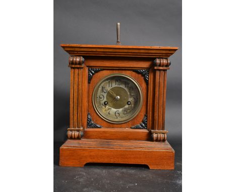 An Edwardian oak cased 8 day mantel clock having decorative case with brass details , 8 day movement to the rear