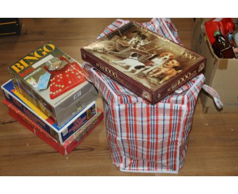 Quantity of vintage games, board games and puzzles
