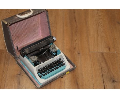 A vintage 1950's typewriter (cased)