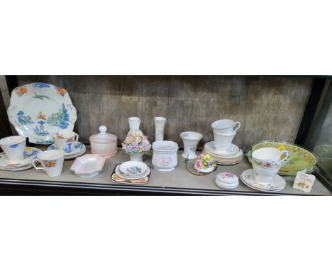 A group of various ceramic tablewares, including examples by Sadler, Gelson Royal Worcester, Fenton and Wedgwood. (42) 