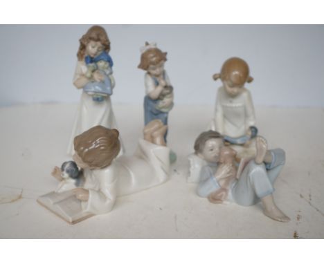 4x Nao and 1x Lladro figurine