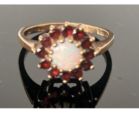 9ct Gold ring set with opal & garnets Size M 2.7g 
