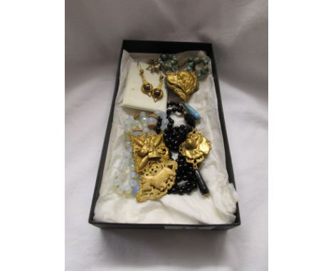 Vintage collection of dog themed jewellery (6 pieces)
