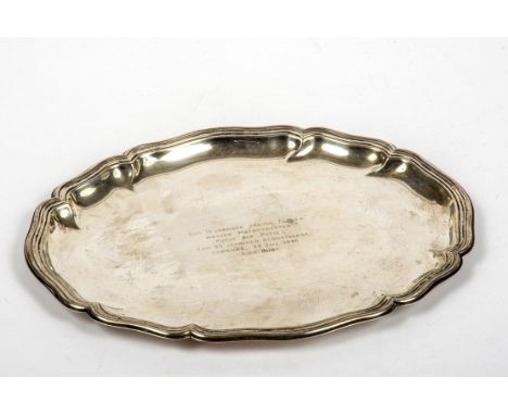 Ovales Tablett 830er Silber mit Chippendale-Rand und Widmungsinschrift "Hamburg, 20. Juli 1935, Erich Pust".  L.: 27 cm. Gew.