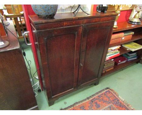 A George III oak bookcase, twin doors opening to reveal book space, on bracket feet. 117cm x 90cm x 25cm