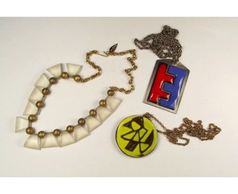 COSTUME JEWELLERY.
A lucite necklace by Whiting & Davis, a 1960's enamelled stainless steel pendant & an abstract ceramic pen