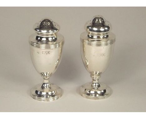 PEPPERETTES.
A pair of Edwardian silver pepperettes by William Comyns, London 1906. CONDITION REPORTS: Both pepperettes are i