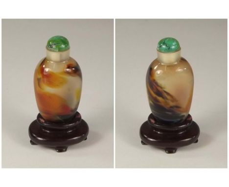 CHINESE SNUFF BOTTLE.
A Chinese flask form snuff bottle, in pale & dark brown chalcedony, with striated malachite stopper, on