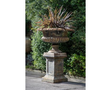 A MONUMENTAL CAST IRON URN AND PEDESTAL  IN THE MANNER OF COALBROOKDALE OR HANDYSIDE, 20TH CENTURY The planter or fountain pe