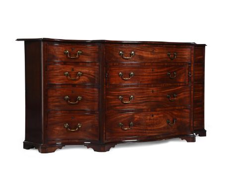 A FINE GEORGE III MAHOGANY SERPENTINE COMMODE IN THE MANNER OF THOMAS CHIPPENDALE, CIRCA 1770 The upper drawer fitted with an