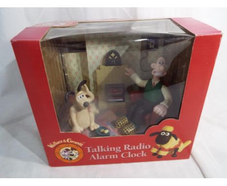 A Wallace & Gromit talking radio alarm clock, boxed 