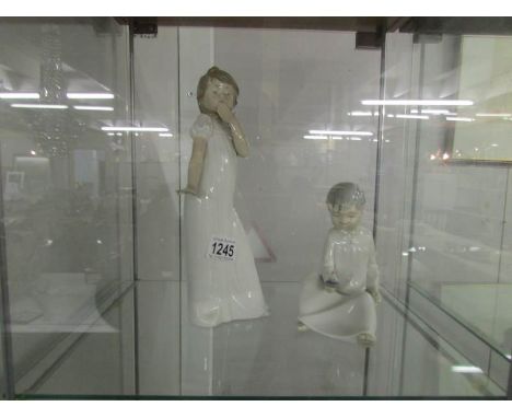 2 NAO figures being boy and girl