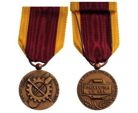 Breast Badge, bronze, 26 mm, original suspension ring and ribbon. I
