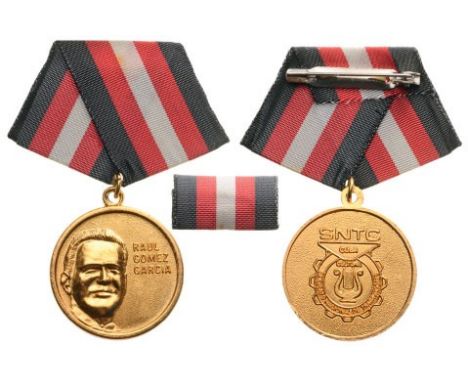 Breast Badge, 30 mm, gilt Bronze, original suspension ring and ribbon with ribbon bar. I