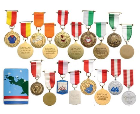 Breast Badges, different sizes, Bronze or Alloy, original suspension rings and ribbons. (10) I