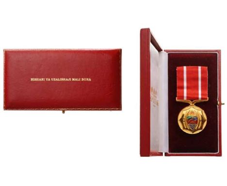 Breast Badge, 36 mm, gilt bronze, with original suspension device and ribbon with attachment bar, in case of issue by "Spink&