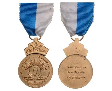 Knight`s Badge, 3rd Class, 3rd Republic of Madagascar (REPOBLIKANâ€š MADAGASIKARA). Breast Badge, bronze, 36 mm, original sus