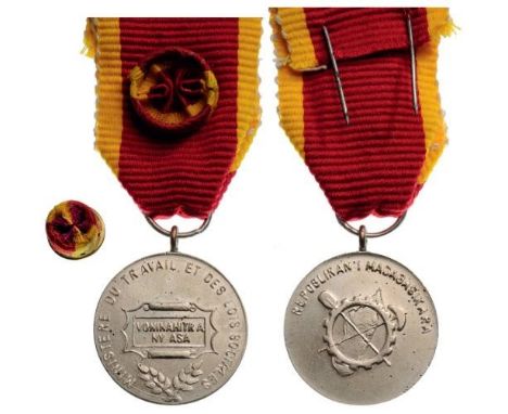 Breast Badge, silvered bronze, 30 mm, original suspension ring and ribbon. (2) I