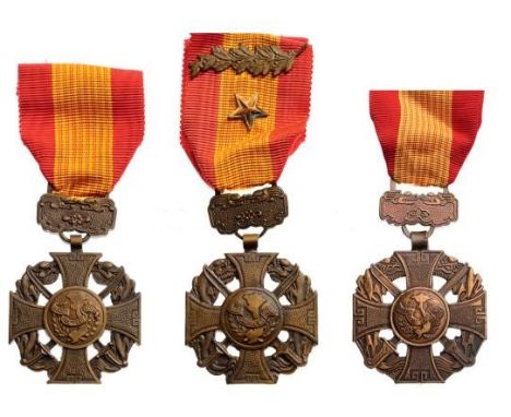 Breast Badges, bronze, 40 mm, one US made, the two others French made, original suspension devices and ribbons, one with palm